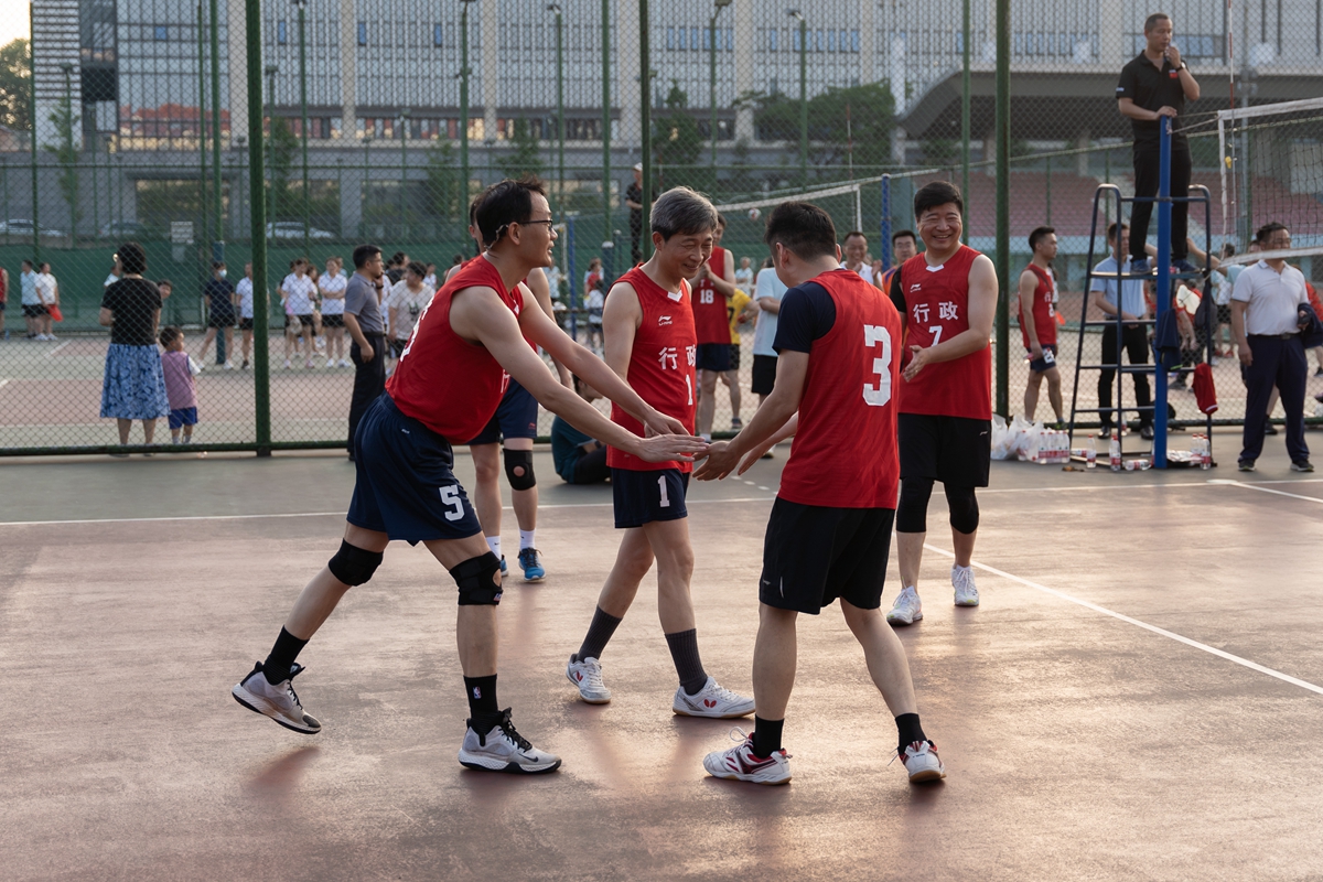 高书记与队友在得分后互相庆祝（学通社记者 倪才华 摄）