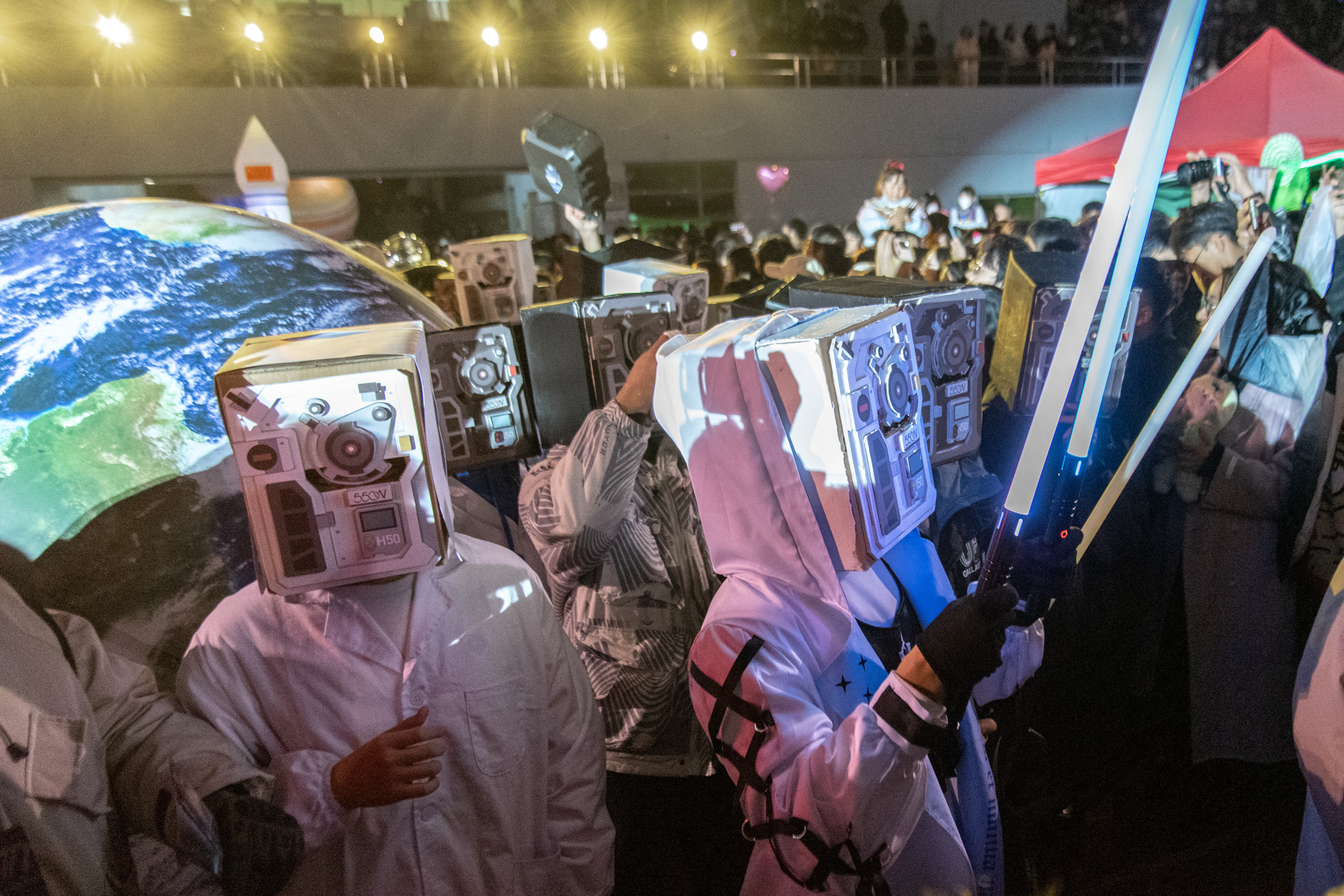 20:33,二运新年巡游“数字生命派”队伍(学通社记者 王文硕 摄)