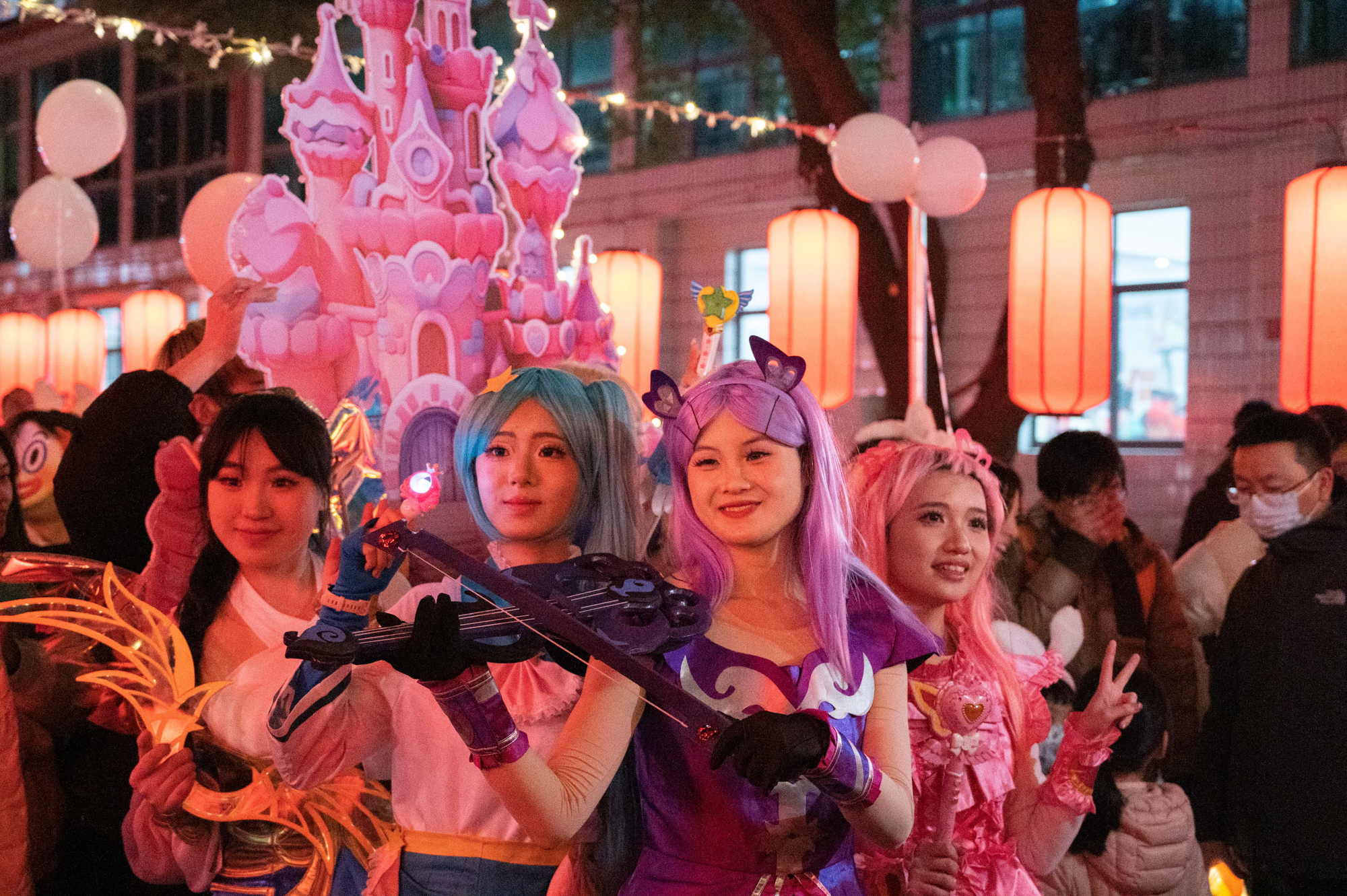 2023年12月31号晚 灯笼路新年巡游重回纯真年代 (学通社记者 叶建伟 摄)