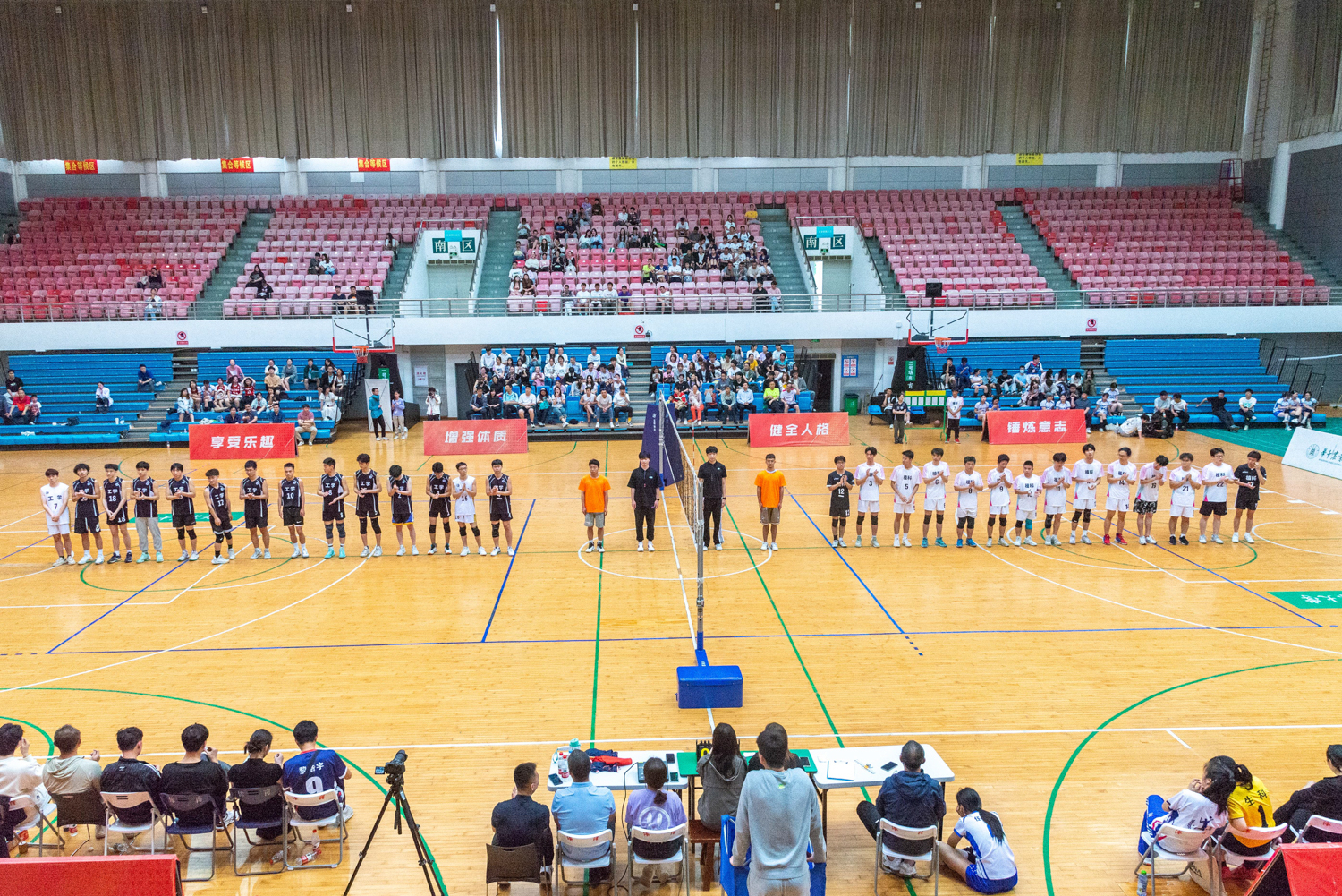 赛前双方队伍向观众致意(学通社记者 魏雨城 摄)