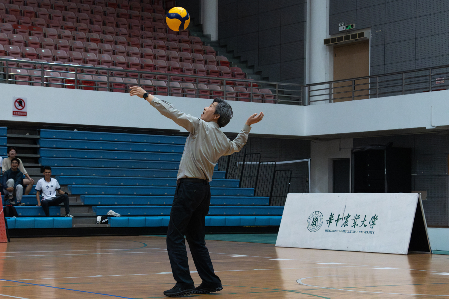 校党委书记高翅开球(学通社记者 仇傲 摄)