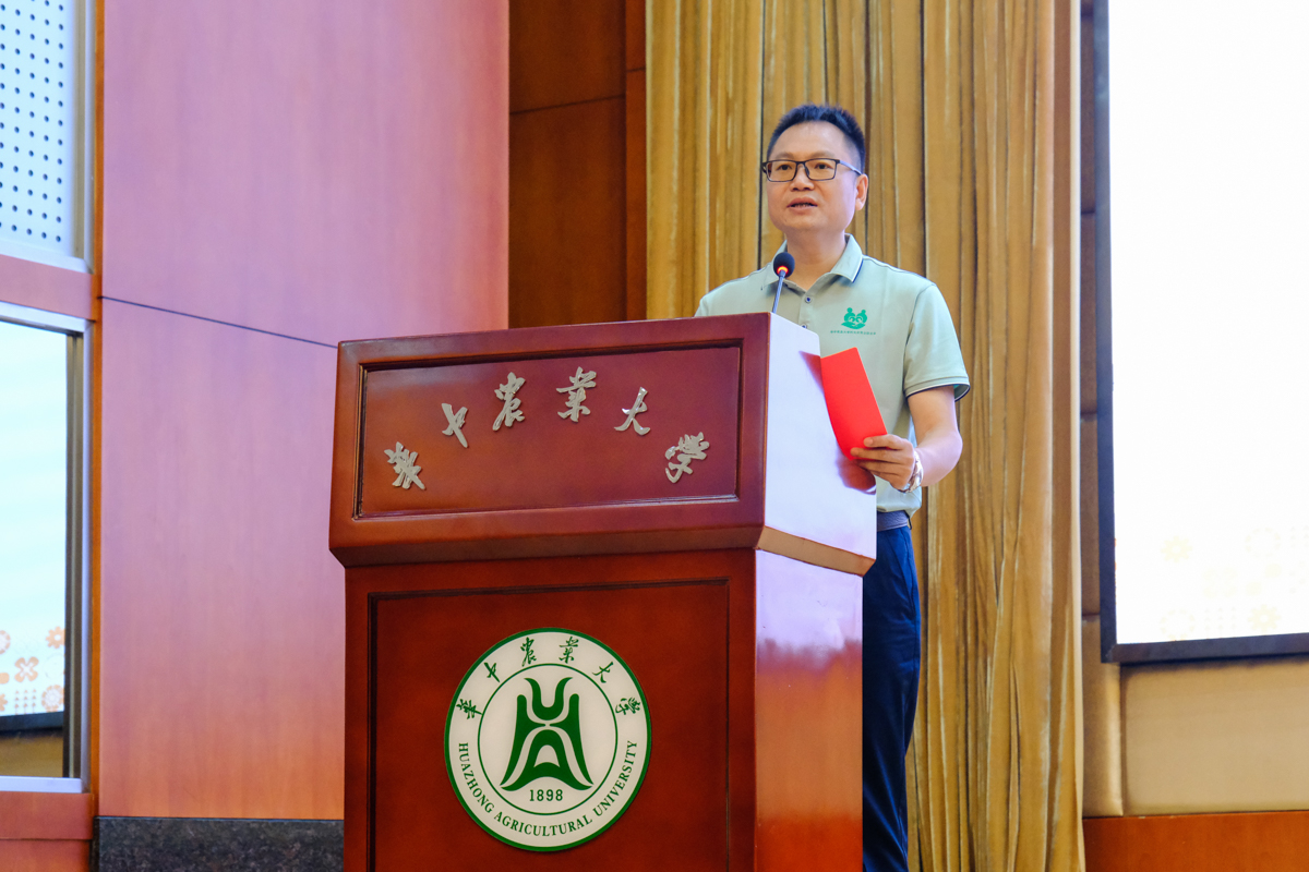 宠物产业研究院院长、校友会宠业联合会会长、五楼自拍
党委书记刘兴斌讲话（学通社记者 徐心雨 摄）