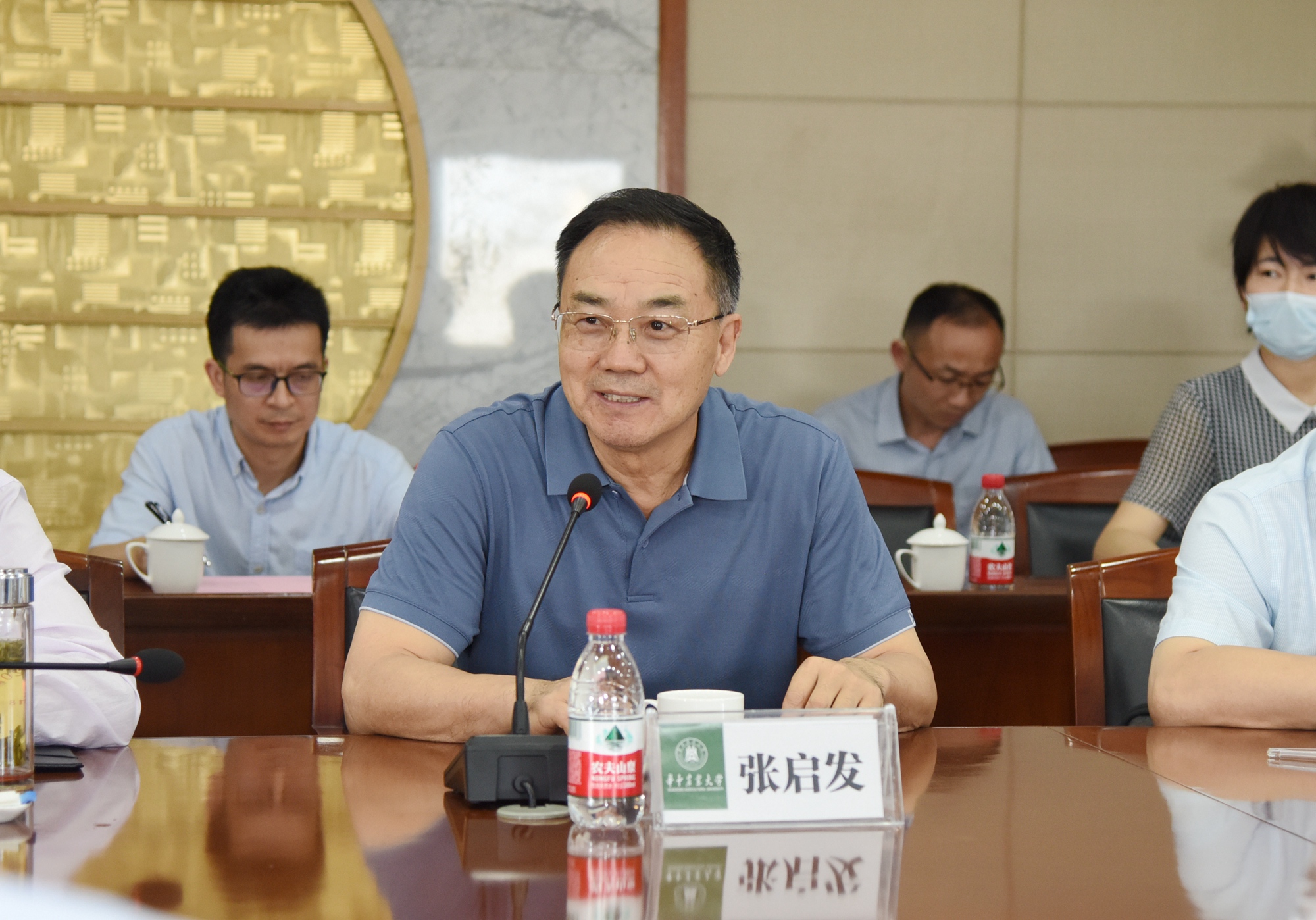 张启发院士就人群营养调查和营养干预等方面提出建议(匡敏 摄)