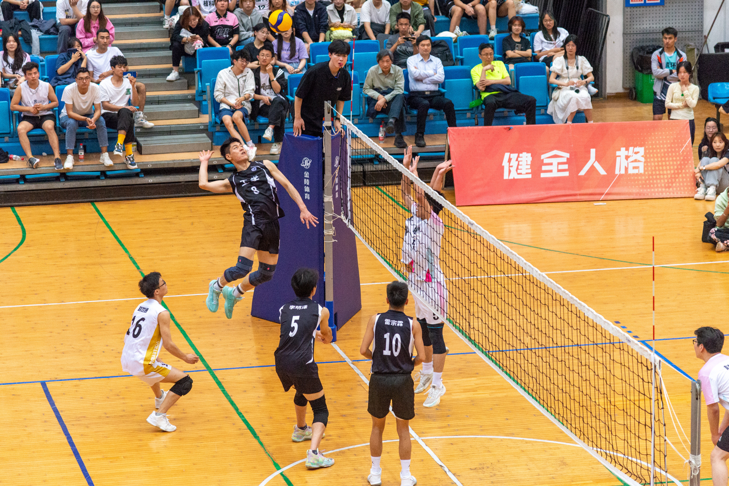 工学院8号准备扣球(学通社记者 魏雨城 摄)