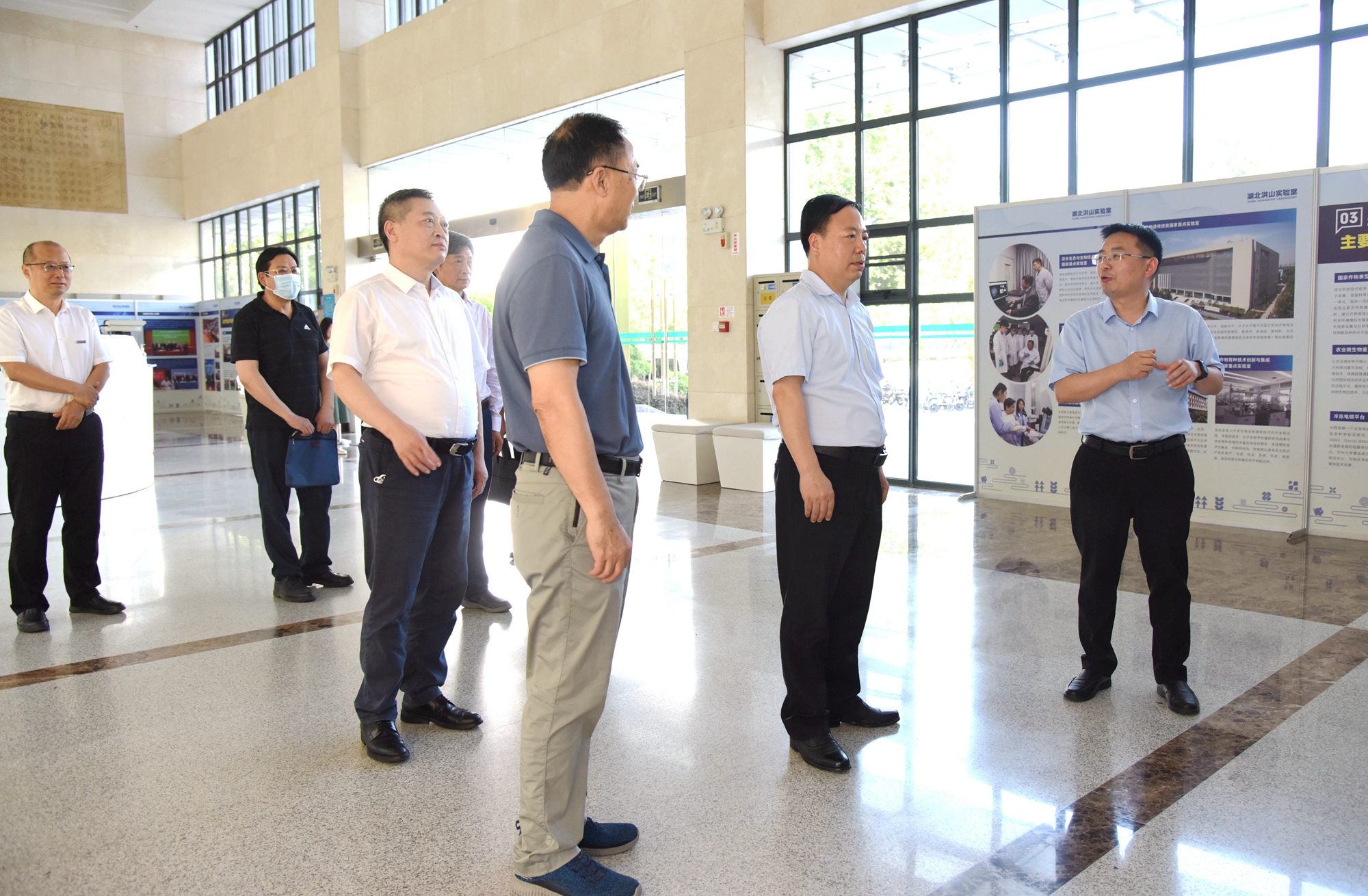 副校长严建兵教授汇报洪山实验室情况 (匡敏 摄)
