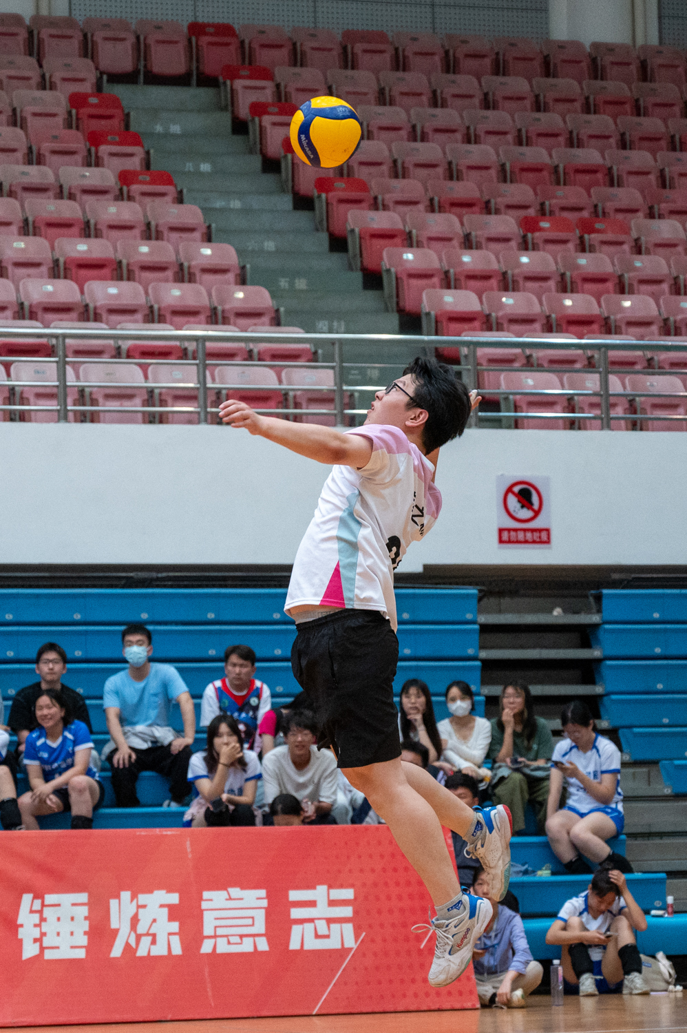 植物科学学院22号球员发球(学通社记者 李泽坤 摄)