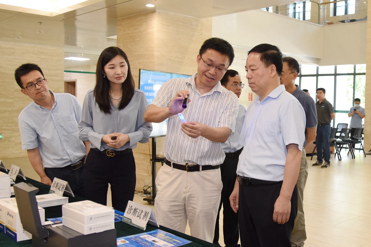 周红波教授汇报有关科研成果情况(匡敏 摄)