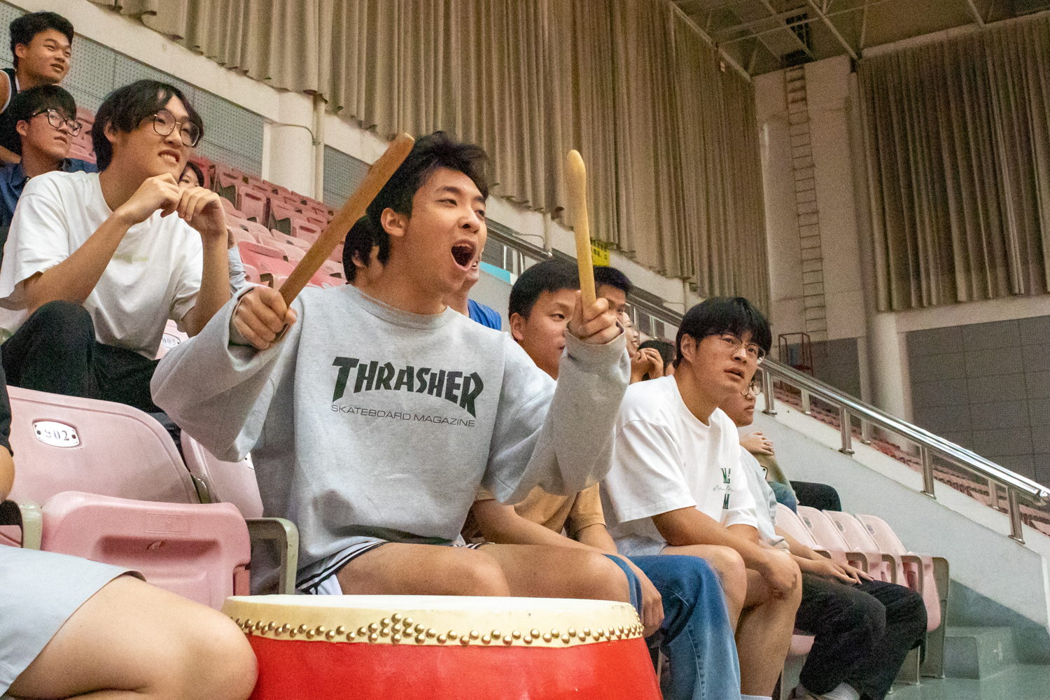 动物科学动物医学院为女排队员加油鼓劲(学通社记者 区志朗 摄)