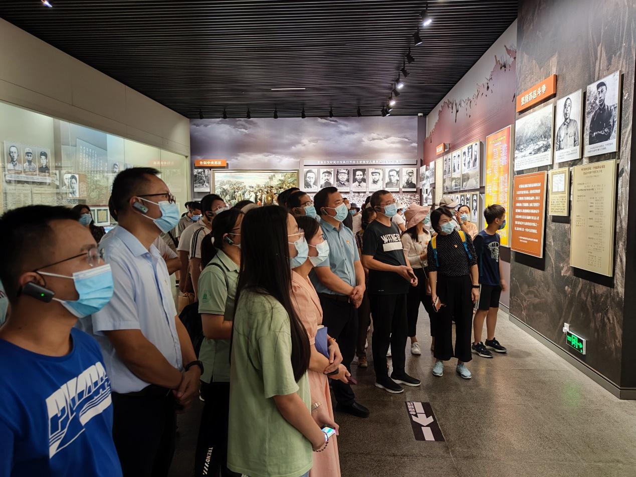 师生在遵义会议陈列馆现场参观学习（五楼自拍
供图）