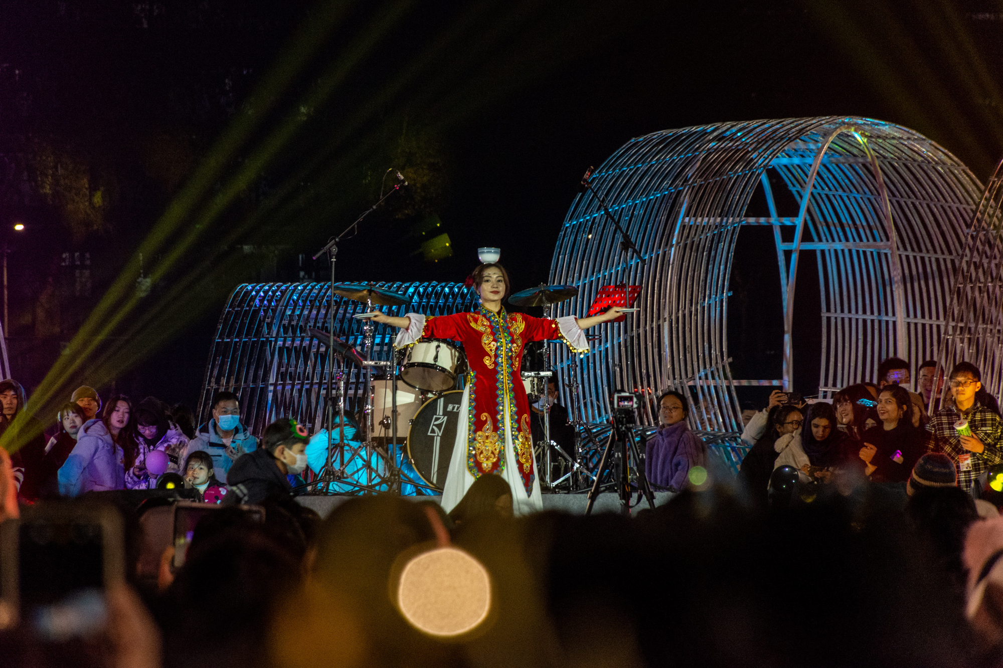 2023年12月31日23点,舞台上少数民族同学表演舞蹈(学通社记者 吕旭阳 摄)