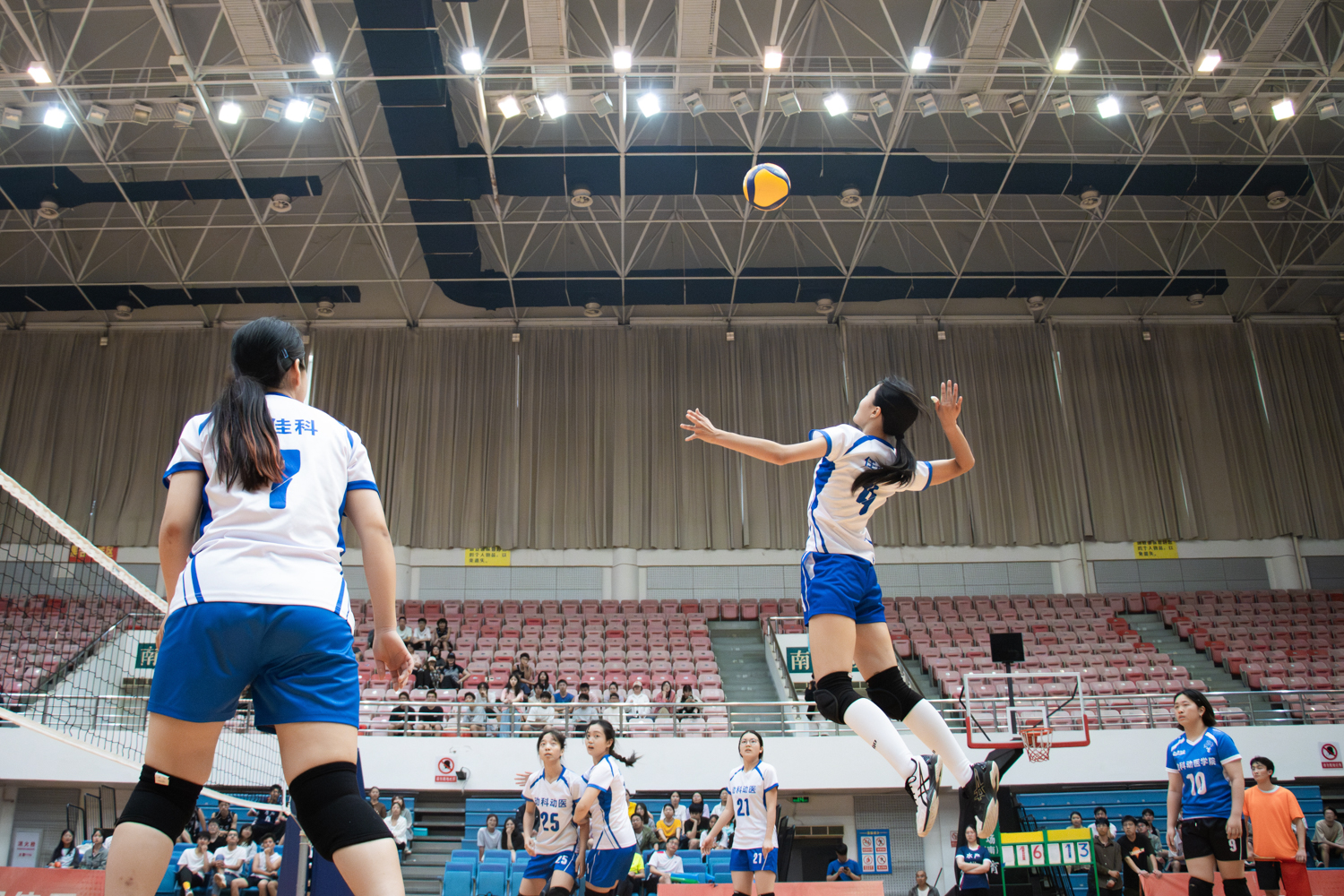 动物科学技术学院、动物医学院4号任心可暴力扣球(学通社记者 仇傲 摄)