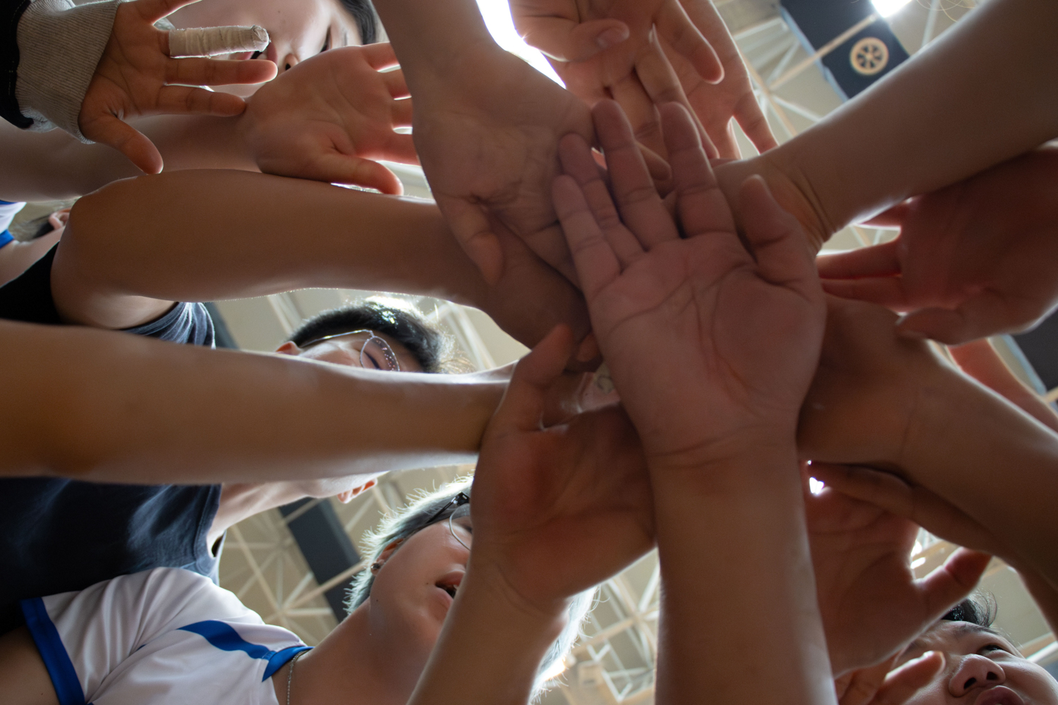 动物科学技术学院、动物医学院打气(学通社记者 仇傲 摄)