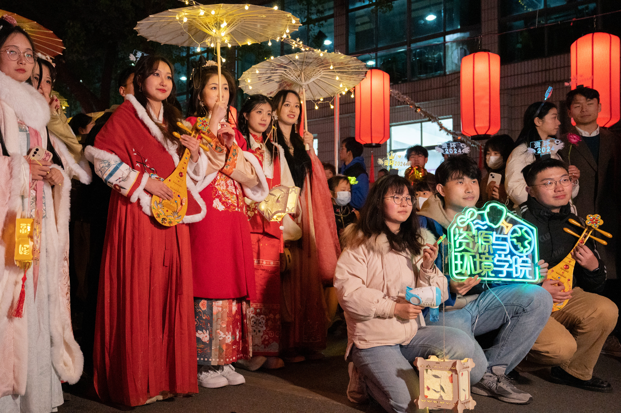 2023年12月31号晚 灯笼路新年巡游资环院“十三余唐宫夜宴” (学通社记者 叶建伟 摄)