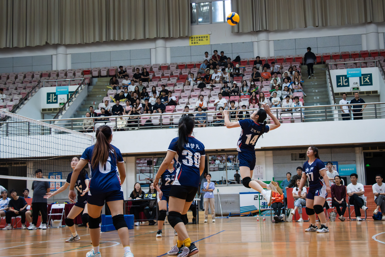 水产学院14号王秋玲扣球 (学通社记者 仇傲 摄)