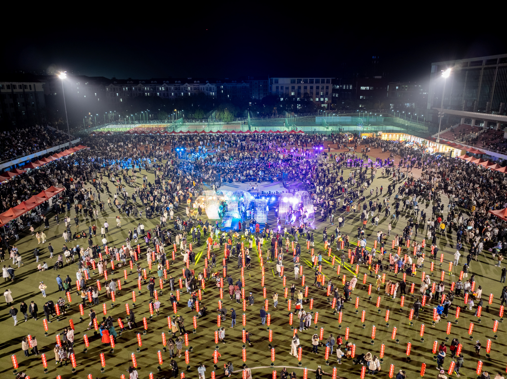 2023年12月31日晚,华中农业大学东运动场,狮山欢乐节现场(学通社记者 高言曦 摄)