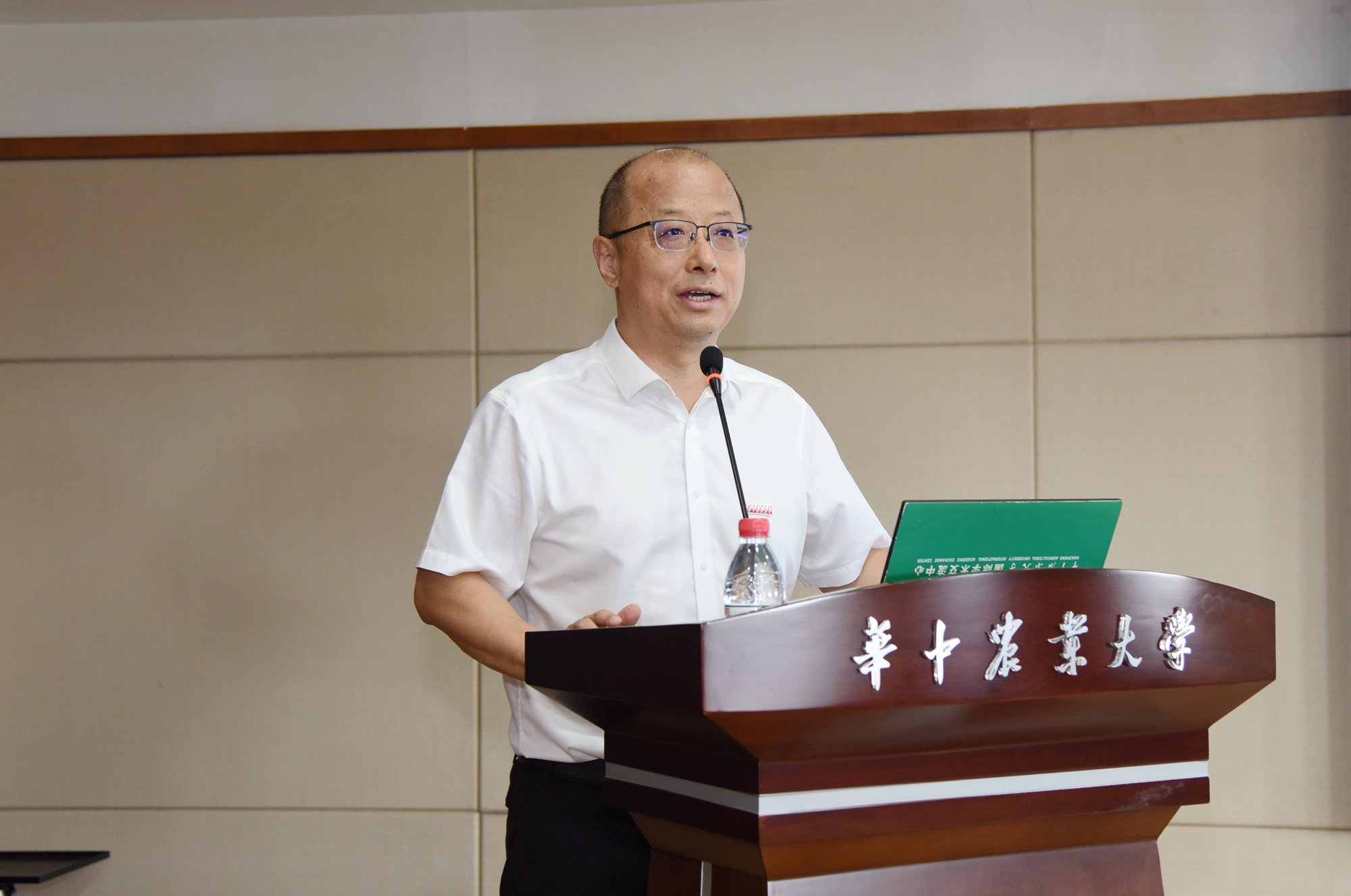 校长李召虎介绍学校及洪山实验室建设情况(匡敏 摄)