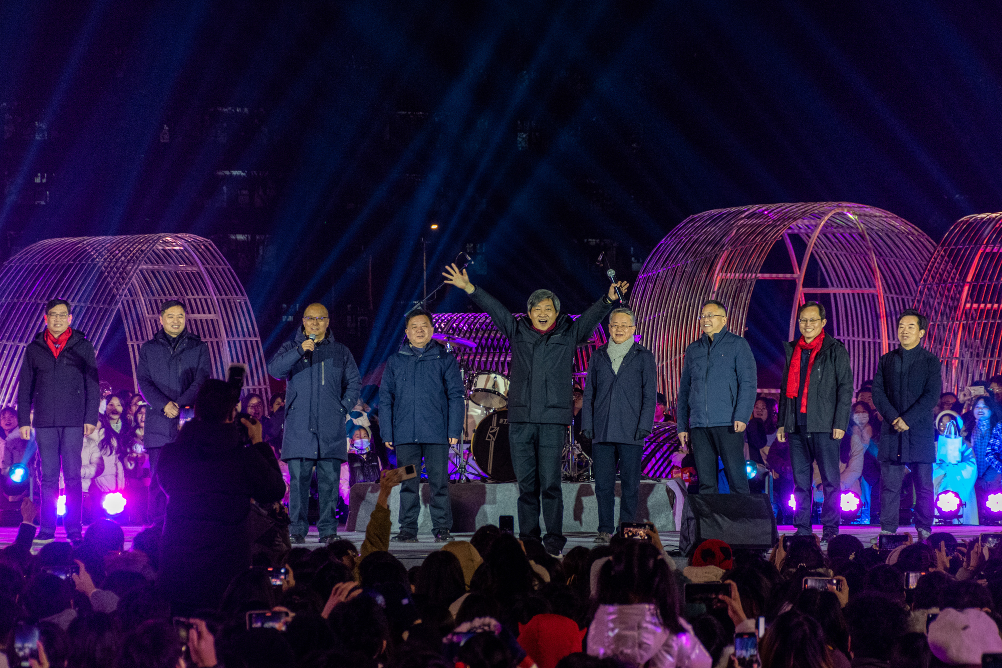 2024年0点,高翅书记与大家互祝“新年好!好新年!年年好!”(学通社记者 吕旭阳 摄)