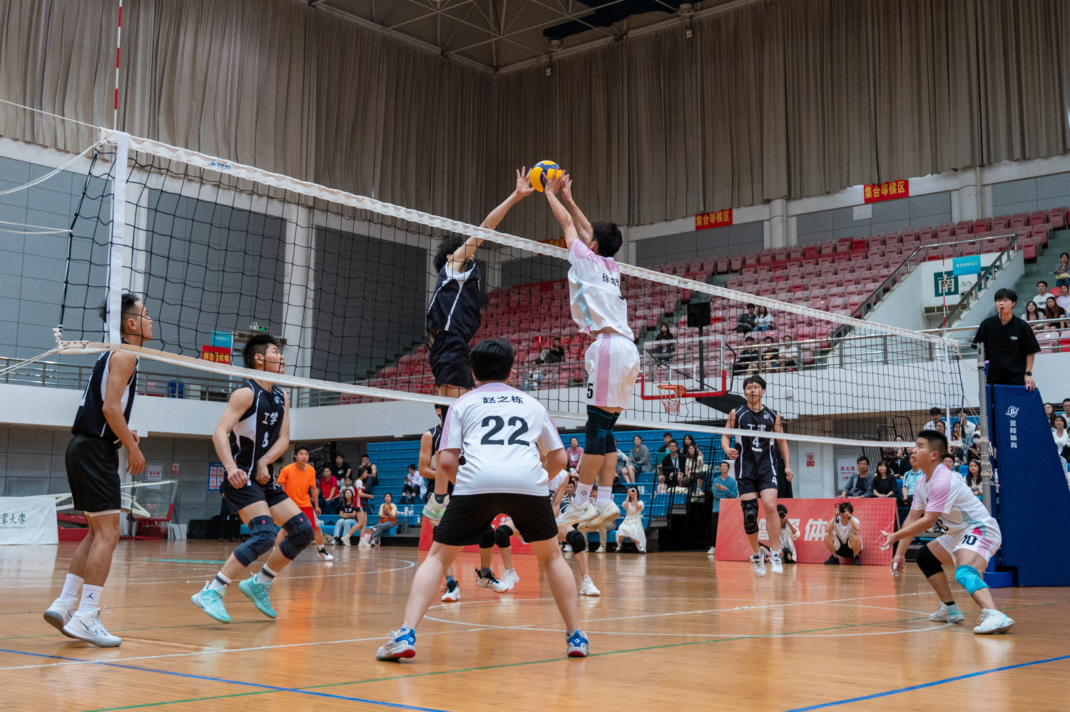 植物科学学院配合防守(学通社记者 李泽坤 摄)