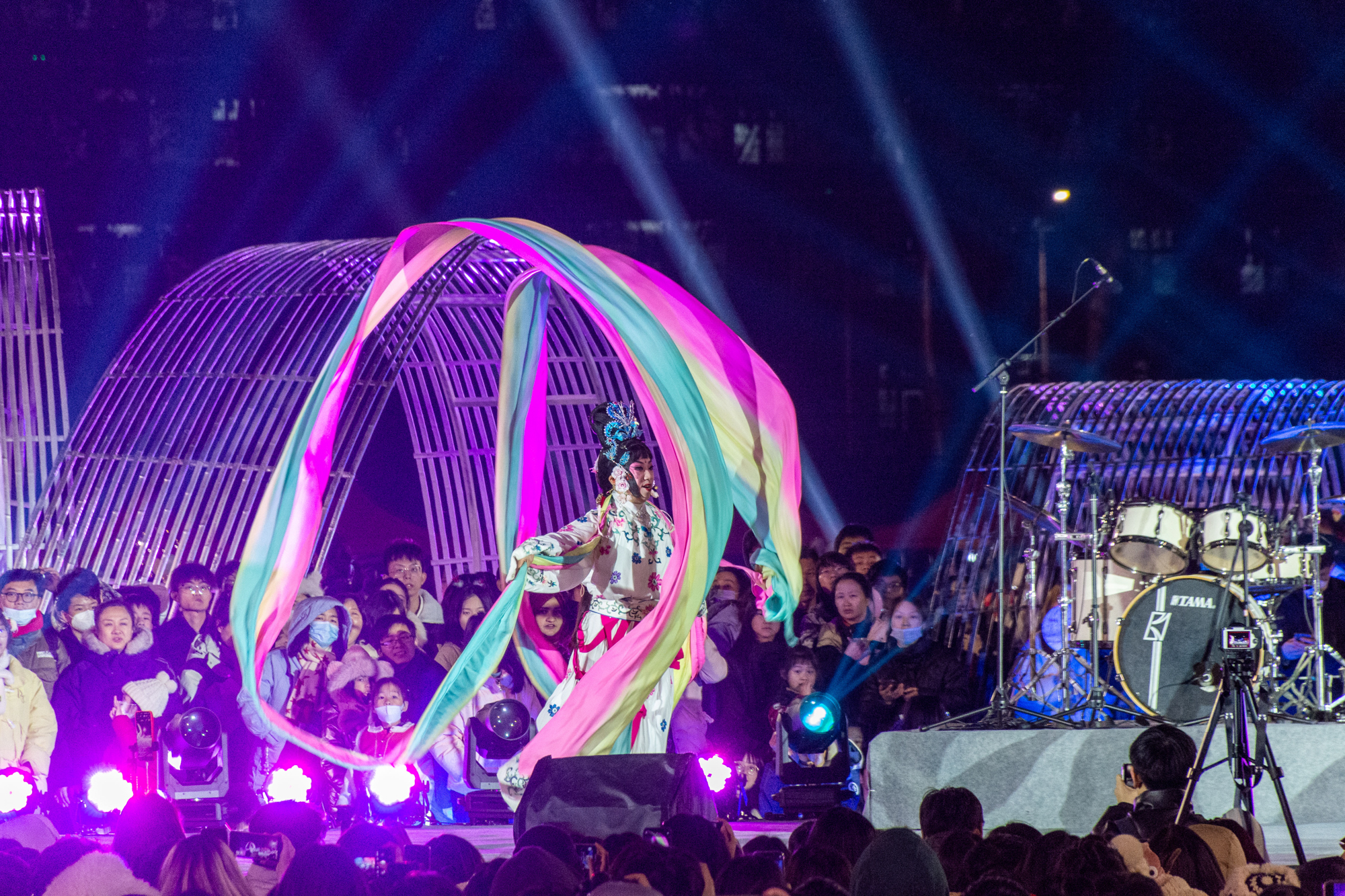 2023年12月31日23点半,舞台上梨园戏剧社表演(学通社记者 吕旭阳 摄)