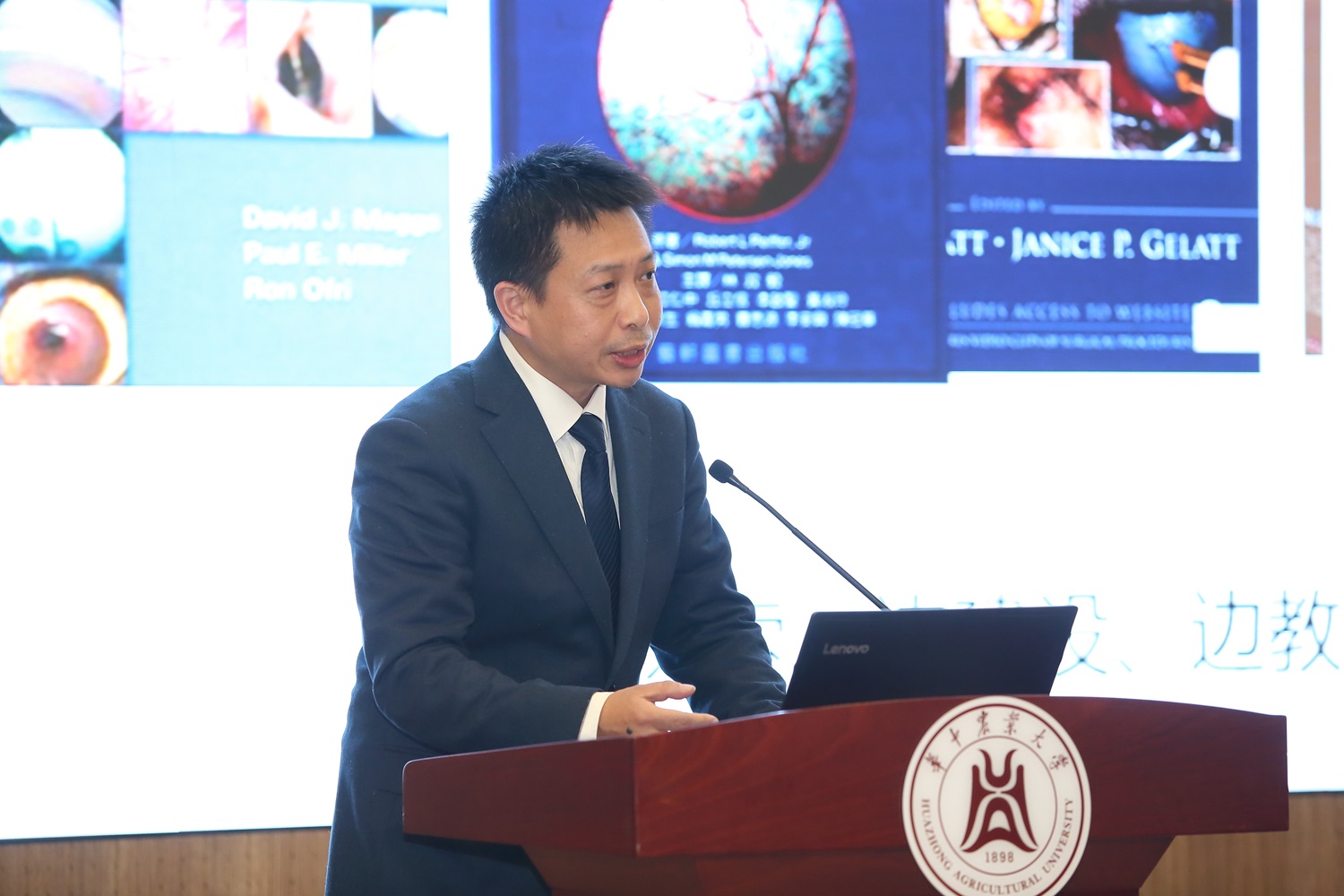 15-2动物科学技术学院、动物医学院胡长敏老师介绍《眼科专科》课程(侯国涛 摄) 15-2动物科学技术学院、动物医学院胡长敏老师介绍《眼科专科》课程(侯国涛 摄)